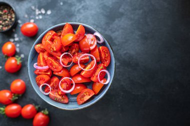 Masadaki kasedeki taze domatesler. en üstteki görünüm.