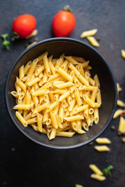 Masa arkasındaki kasede makarna. Üst Manzara. Metnin için boş yer.