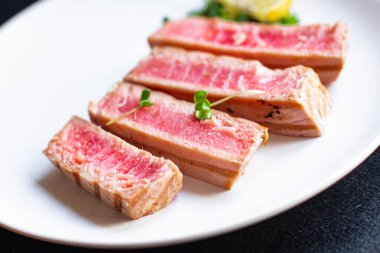 Ton balıklı ızgara ızgara ızgara balık bbq sağlıklı beslenme vejetaryen yemek fotokopisi uzay yemeği arka plan kırsal üst görünüm