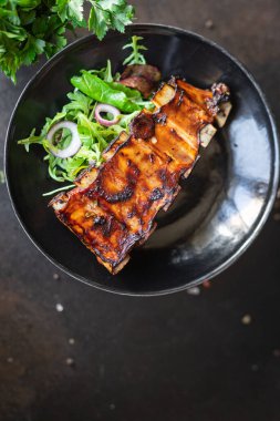 Salata ve sebzeli ızgara domuz pirzolası. 