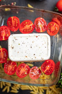 fetapasta domates ikinci tabak baharatlar, feta peynirli makarna makarna yemek eğilimi fotokopi alanı kırsal yemek arka plan üst görünümü
