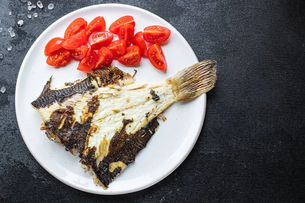 Linguado Frito Peixe Assado Grelhado Frutos Mar Tomate Legumes Segundo — Fotografia de Stock