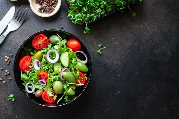 Salada Fresca Com Arugula Tomates Cebola Azeitonas Alimentos Saudáveis — Fotografia de Stock