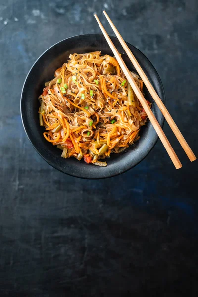 Revuelva Los Fideos Fritos Con Verduras Especias Plato Vista Cerca —  Fotos de Stock