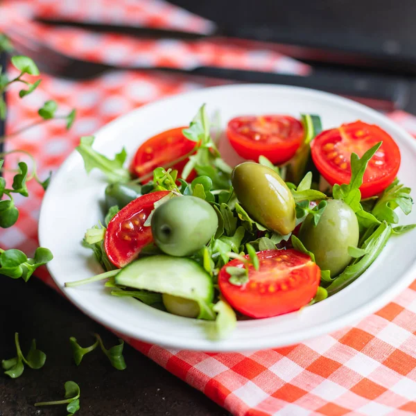 Ensalada Fresca Con Rúcula Tomates Cebolla Aceitunas Alimentos Saludables —  Fotos de Stock