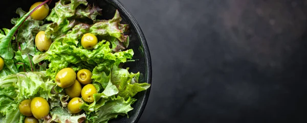 Salade Avec Roquette Olives Vertes Laitue Dans Une Assiette — Photo