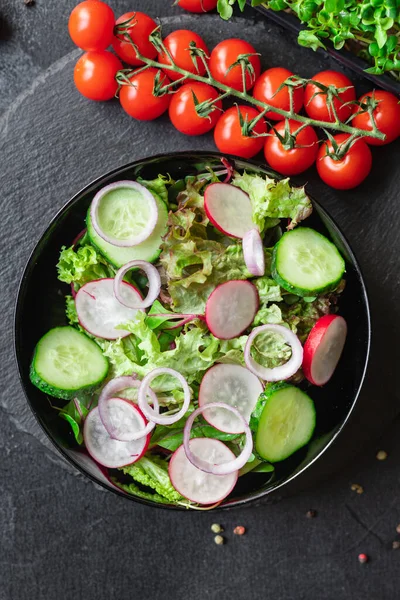 Ensalada Con Verduras Frescas Rúcula Sobre Fondo Negro — Foto de Stock