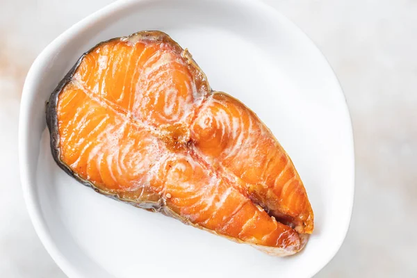 Gegrilde Zalmsteak Met Specerijen Kruiden Tafel Bovenaanzicht — Stockfoto