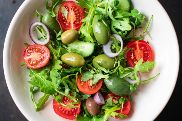 Ensalada Fresca Con Rúcula Tomates Cebolla Aceitunas Alimentos Saludables — Foto de Stock