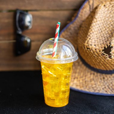 Yaz arkaplanı limonata tropikal yaprak palmiye ferahlatıcı soğuk içecek, hasır şapka, güneş gözlüğü aksesuarları tatil pozitif ruh hali tatili üst görünümü