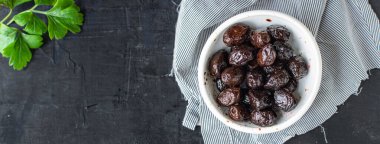 Zeytinler kurutulmuş zeytinler kurutulmuş zeytinler kurutulmuş zeytinler kurutulmuş kuru meyve aperatifler masaya eklenmiş sağlıklı yemek atıştırmalıkları fotokopi alanı arka plan kırsal 