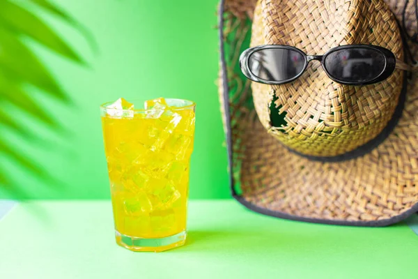 Летний Фоновый Лимонад Тропический Лист Пальмы Освежающий Холодный Напиток Льда — стоковое фото