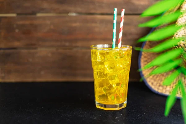 Летний Фоновый Лимонад Тропический Лист Пальмы Освежающий Холодный Напиток Льда — стоковое фото