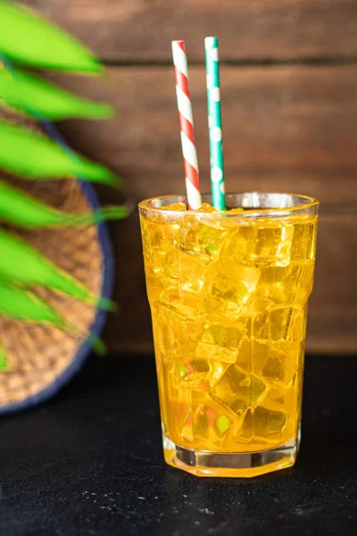 Sommer Hintergrund Limonade Tropische Blatt Palme Erfrischendes Kaltes Eisgetränk Strohhut — Stockfoto