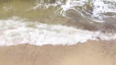 Kumsal, okyanus dalgaları kıyıya vuruyor, okyanus kıyıları kıyıya vuruyor yaz seyahati alışılmadık bir yer pozitif ruh hali tatili manzarası