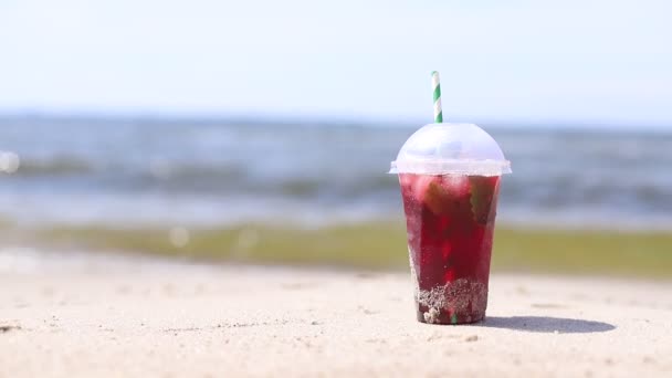 Soda Červená Limonáda Třešeň Nebo Jahoda Čerstvé Moře Pobřeží Pobřežní — Stock video