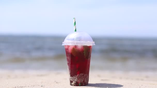 ソーダレッドレモネードチェリーかイチゴ新鮮な海の海岸ジュース夏の波の背景さわやかな飲み物リラックスした気分の休暇のトップビュー — ストック動画