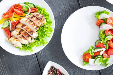 Menü sayfası salata aperatif sebzeler, Yunan salatası, ızgara tavuk salatası, masaya organik yemek. Fotokopi uzayı, yiyecek arka planı sade keto veya paleo diyeti vejetaryen veya vejetaryen.