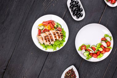 Menü sayfası salata aperatif sebzeler, Yunan salatası, ızgara tavuk salatası, masaya organik yemek. Fotokopi uzayı, yiyecek arka planı sade keto veya paleo diyeti vejetaryen veya vejetaryen.