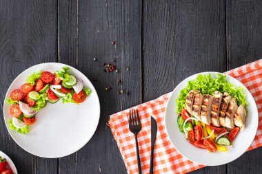 Menü sayfası salata aperatif sebzeler, Yunan salatası, ızgara tavuk salatası, masaya organik yemek. Fotokopi uzayı, yiyecek arka planı sade keto veya paleo diyeti vejetaryen veya vejetaryen.