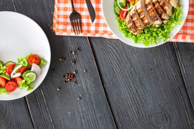 Menü sayfası salata aperatif sebzeler, Yunan salatası, ızgara tavuk salatası, masaya organik yemek. Fotokopi uzayı, yiyecek arka planı sade keto veya paleo diyeti vejetaryen veya vejetaryen.