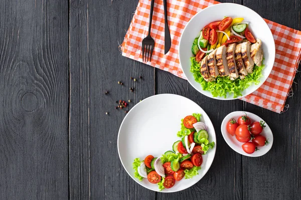 Meny Sida Sallad Aptitretare Mellanmål Grönsaker Grekisk Sallad Grillad Kyckling — Stockfoto