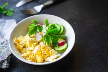 Çırpılmış yumurta çırpılmış yumurta masaya kızarmış taze kahvaltı tabağı sağlıklı yemek atıştırmalığı fotokopi uzayın arka plan kırsalı. en üstteki görünüm