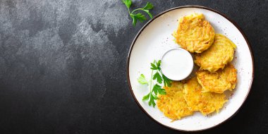 Patatesli gözleme, Draniki sebze, kızarmış patates pirzolası masaya taze sağlıklı yemek, atıştırmalık, fotokopi...