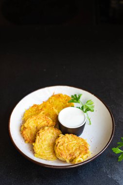 Patatesli gözleme, Draniki sebze, kızarmış patates pirzolası masaya taze sağlıklı yemek, atıştırmalık, fotokopi...