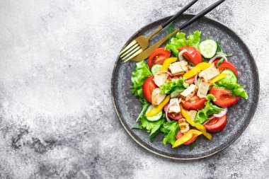 Taze tavuk salatası ve sebze domates, salatalık, biber organik sağlıklı yemek tabağı sağlıklı yemek atıştırmalığı arka plan fotokopisi. Üst görünüm keto veya paleo diyet vejetaryen
