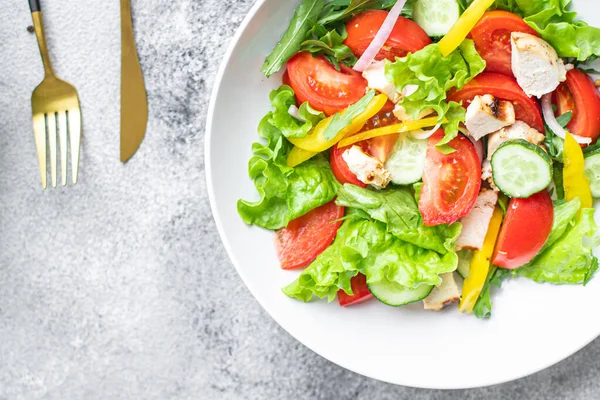 Salada Frango Fresco Legumes Tomate Pepino Pimenta Prato Saudável Orgânico — Fotografia de Stock