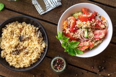 Kuskus salatası, domates, salatalık, sebze aperatifi masaya taze organik yemek atıştırmalığı fotokopi alanı arka plan kırsal görüş 