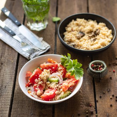 Kuskus salatası, domates, salatalık, sebze aperatifi masaya taze organik yemek atıştırmalığı fotokopi alanı arka plan kırsal görüş 