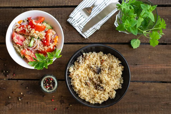 Salată Cuscoasă Roșie Castravete Condimente Aperitiv Vegetal Porție Proaspătă Organică — Fotografie, imagine de stoc