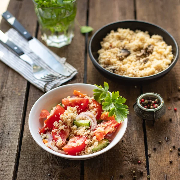 Kuskus salatası, domates, salatalık, sebze aperatifi masaya taze organik yemek atıştırmalığı fotokopi alanı arka plan kırsal görüş 