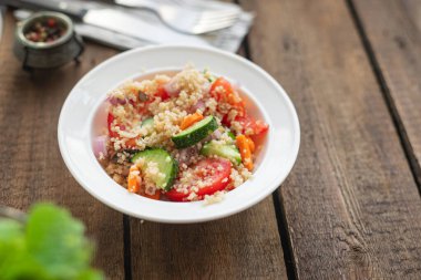 Kuskus salatası, domates, salatalık, sebze aperatifi masaya taze organik yemek atıştırmalığı fotokopi alanı arka plan kırsal görüş 
