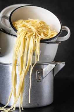 spagetti makarnası masada saucepan statü buğdayında pişirildi sağlıklı yemek atıştırmalığı fotokopi uzayı arka plan kırsal manzarası