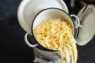 spagetti makarnası masada saucepan statü buğdayında pişirildi sağlıklı yemek atıştırmalığı fotokopi uzayı arka plan kırsal manzarası