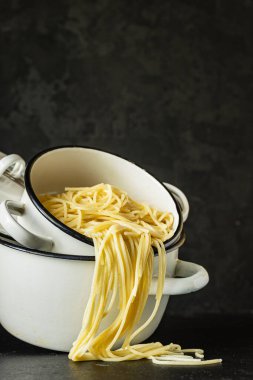 spagetti makarnası masada saucepan statü buğdayında pişirildi sağlıklı yemek atıştırmalığı fotokopi uzayı arka plan kırsal manzarası