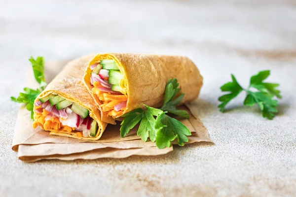 Sebzeleri dolduran shaurama doner kebap pita ekmeği masaya organik yemek abur cuburu fotokopi alanı arka plan kırsalında. Top view keto ya da paleo diyet vejetaryen ya da vejetaryen yemekleri