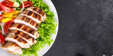 Salata ızgara tavuk göğsü domates, salatalık, soğan karışımı organik et tabağı masada sağlıklı yemek atıştırmalığı fotokopi alanı arka plan kırsal. üst görünüm keto veya paleo diyeti