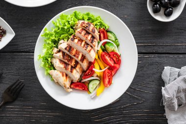 Salata ızgara tavuk göğsü domates, salatalık, soğan karışımı organik et tabağı masada sağlıklı yemek atıştırmalığı fotokopi alanı arka plan kırsal. üst görünüm keto veya paleo diyeti