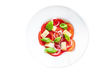 Domates salatası ve vejetaryen sebzeli fesleğen. Sağlıklı beslenme, atıştırmalık, fotokopi alanı arka plan kırsalı. Üst manzara vejetaryen yemekleri