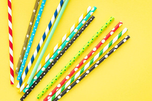 бумажные соломинки разноцветные полосатые пунктирные соломинки разбросанные плоские лежали полезный экологический коктейль или сок, лимонад к полезной биоразлагаемой на стол концепция партии здоровое питание копировать космическое питание фон
