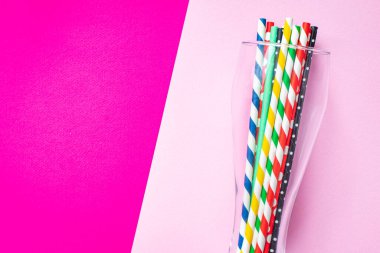 Yaz havası arka planı, tropikal yaprak, güneş gözlüğü, deniz kabukları, çok renkli kokteyl tüpleri aksesuarları, seyahat tatili, okyanus, deniz, yaz rahatlama havası.