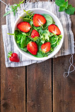Salata, çilek yeşili yapraklar roka, ıspanak, organik sağlıklı yiyecek, atıştırmalık, fotokopi, arka plan kırsal. Vejetaryen ya da vejetaryen yemekleri