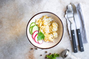 Çırpılmış yumurta çırpılmış kahvaltı tabağı. Sağlıklı yemek. Atıştırmalıklar. en üstteki görünüm