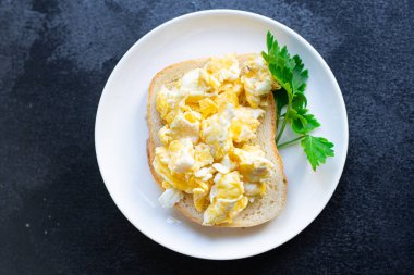 Çırpılmış yumurta çırpılmış kahvaltı tabağı. Sağlıklı yemek. Atıştırmalıklar. en üstteki görünüm