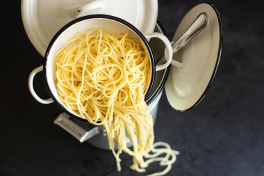 spagetti haşlanmış makarna tepsisi masada İtalyan mutfağı klasiği sağlıklı yemek atıştırmalıkları arka plan kırsalının fotokopisi. en üstteki görünüm