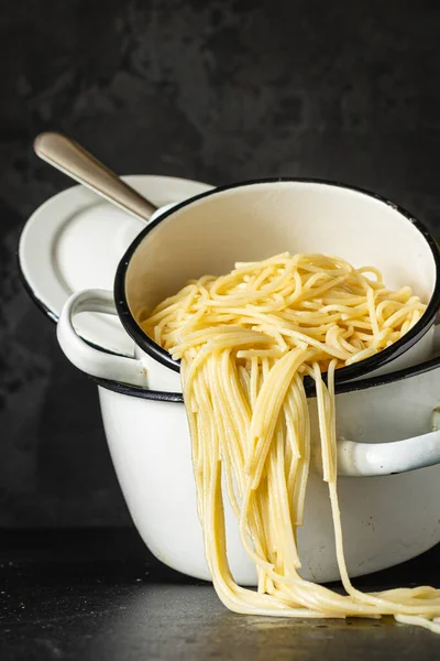 Spagetti Haşlanmış Makarna Tepsisi Masada Talyan Mutfağı Klasiği Sağlıklı Yemek — Stok fotoğraf